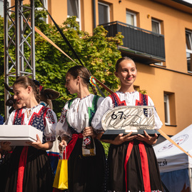 Zväčšiť fotografiu - Hviezdy dorazili do cieľa v púchove - TSK_okolo SR PU_mini-22